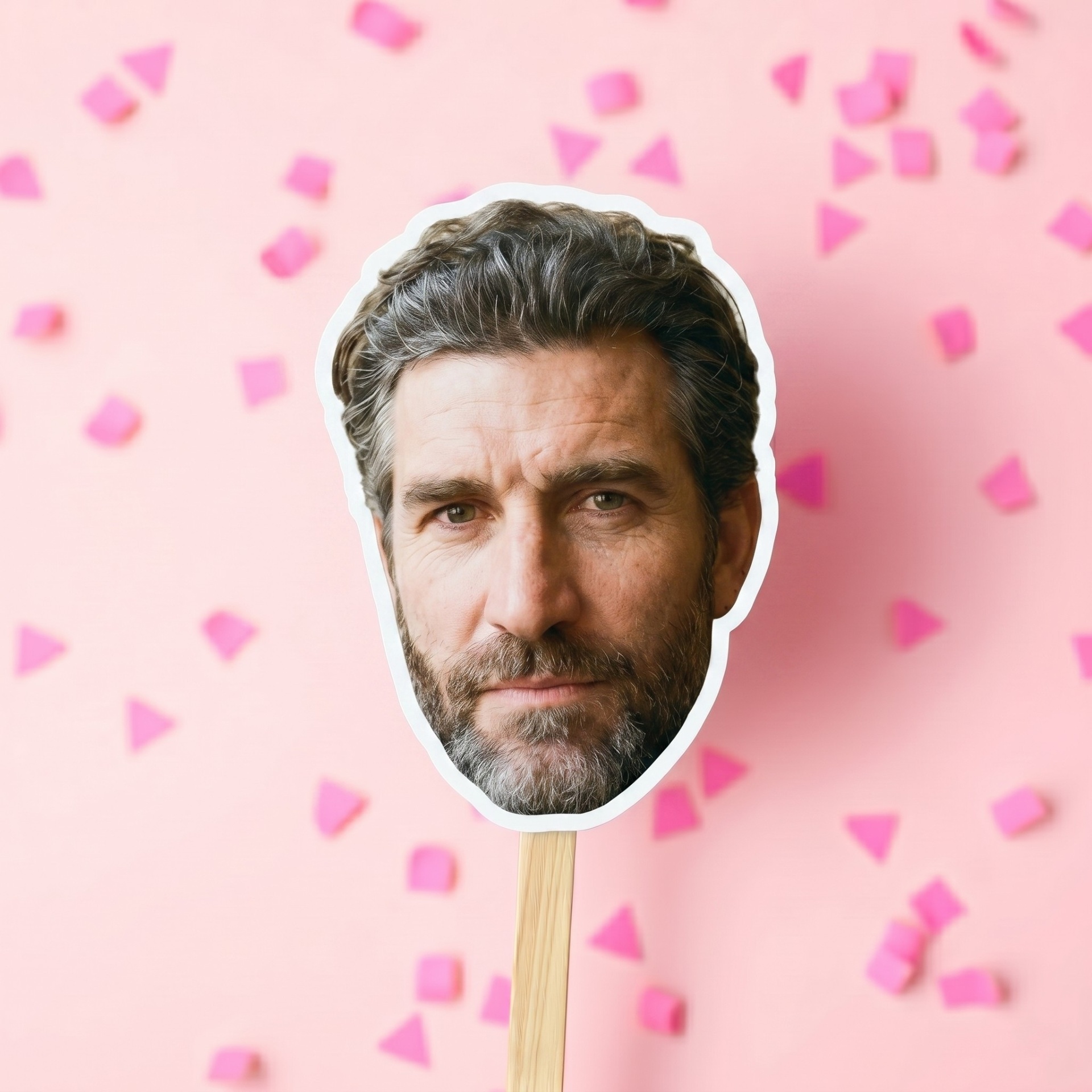 Party maska sa licem muškarca na štapiću